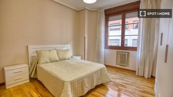 Piso en alquiler en , Oviedo thumbnail 1