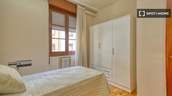 Piso en alquiler en , Oviedo thumbnail 1