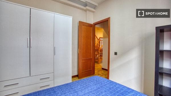 Piso en alquiler en , Oviedo thumbnail 1