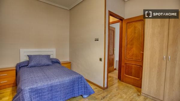 Piso en alquiler en , Oviedo thumbnail 1