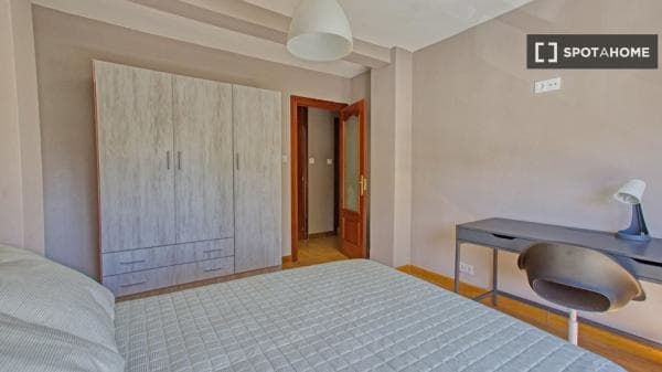 Piso en alquiler en , Oviedo thumbnail 1