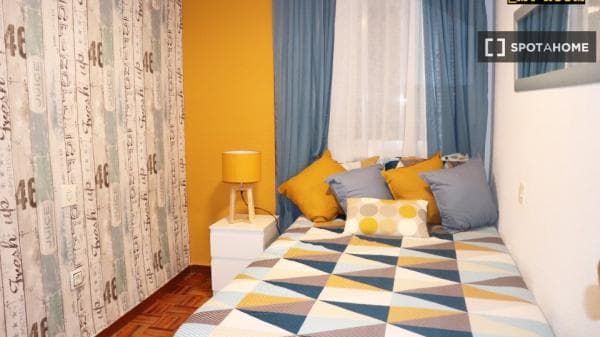 Habitación en piso compartido en Alcalá de Henares. photo 1