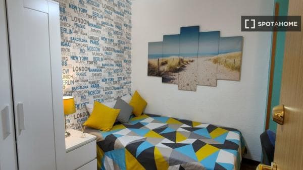 Habitación en piso compartido en Alcalá de Henares. photo 1