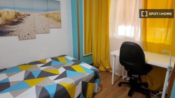 Habitación en piso compartido en Alcalá de Henares. thumbnail 1