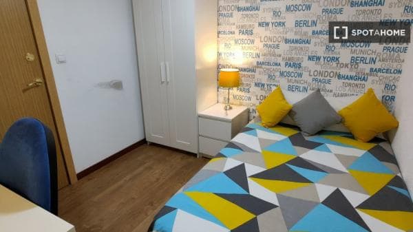Habitación en piso compartido en Alcalá de Henares. thumbnail 2