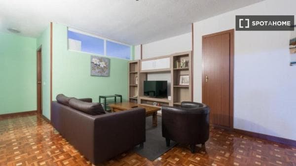 Se alquila habitación en piso de 5 habitaciones en Madrid thumbnail 1