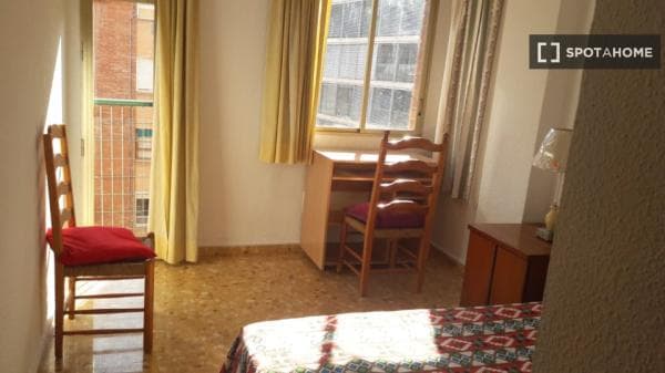Habitación abierta en apartamento de 4 dormitorios en La Saïdia, Valencia. photo 1