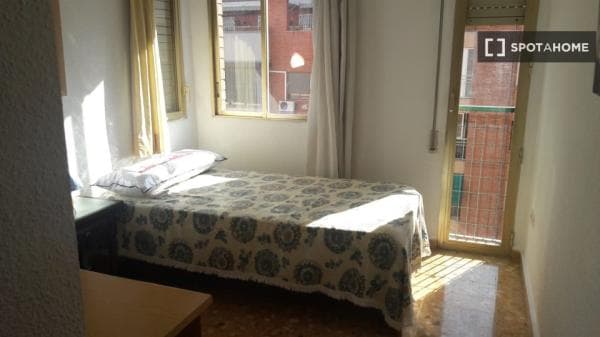 Habitación luminosa en apartamento de 4 dormitorios en La Saïdia, Valencia thumbnail 1