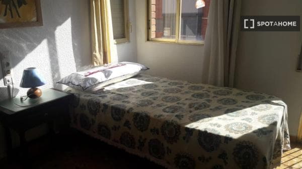 Habitación luminosa en apartamento de 4 dormitorios en La Saïdia, Valencia thumbnail 2