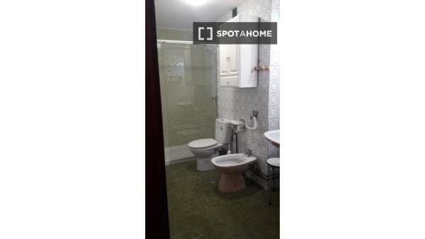 Acogedora habitación en un apartamento de 4 dormitorios en La Saïdia, Valencia thumbnail 1