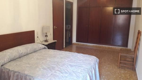 Acogedora habitación en un apartamento de 4 dormitorios en La Saïdia, Valencia thumbnail 2