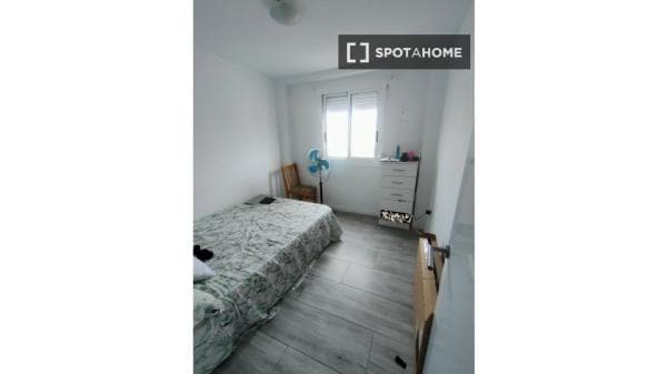 Habitación en piso compartido en valència photo 1