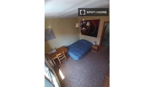 Se alquila habitación en apartamento de 4 dormitorios en La Saïdia, Valencia thumbnail 2