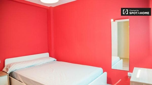 Habitación en apartamento de 3 dormitorios en Poblats Marítims, Valencia photo 1