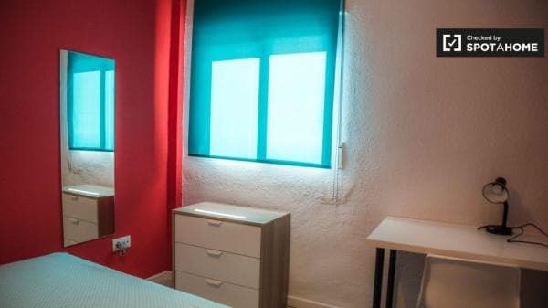Habitación en apartamento de 3 dormitorios en Poblats Marítims, Valencia thumbnail 1