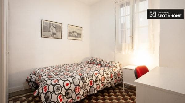 Se alquila habitación en apartamento de 3 dormitorios en Trafalgar, Madrid. photo 1