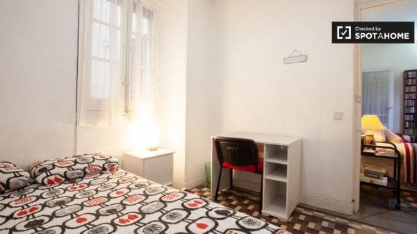 Se alquila habitación en apartamento de 3 dormitorios en Trafalgar, Madrid. thumbnail 1