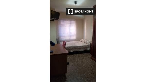 Habitación en piso compartido en valència photo 1