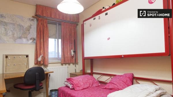 Habitación alegre en alquiler en apartamento de 3 dormitorios en Aluche photo 1