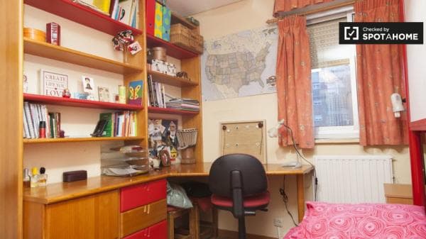 Habitación alegre en alquiler en apartamento de 3 dormitorios en Aluche thumbnail 1