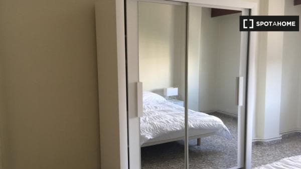 Habitación en apartamento de 4 dormitorios en El Pla del Real, Valencia thumbnail 2