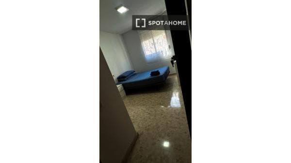 Habitación en piso compartido en valència photo 1