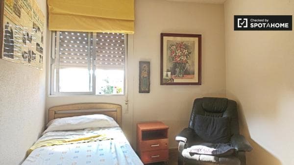 Habitación pequeña en apartamento de 2 dormitorios en Ciudad Lineal, Madrid photo 1