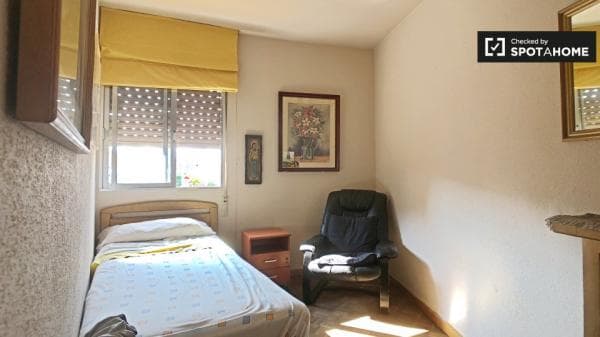 Habitación pequeña en apartamento de 2 dormitorios en Ciudad Lineal, Madrid thumbnail 1