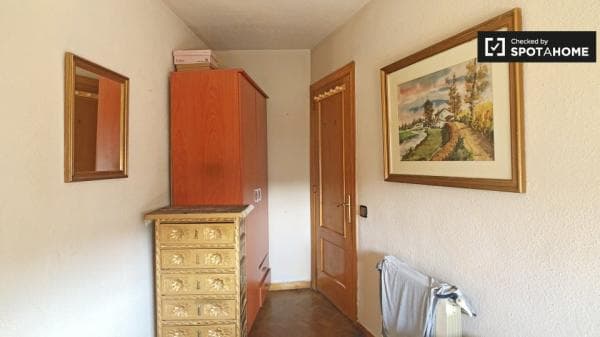 Habitación pequeña en apartamento de 2 dormitorios en Ciudad Lineal, Madrid thumbnail 2