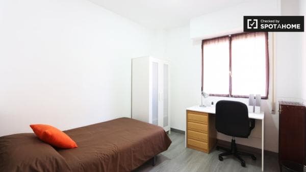 Habitación en apartamento de 5 dormitorios, Madrid Rio, Madrid photo 1