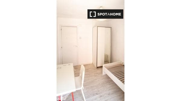 Se alquila habitación en apartamento de 3 habitaciones en Rascanya, Valencia. thumbnail 1