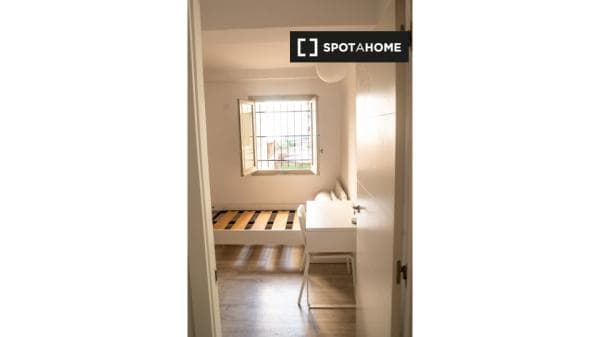 Se alquila habitación en apartamento de 3 habitaciones en Rascanya, Valencia. photo 1