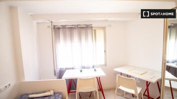 Se alquila habitación en apartamento de 3 habitaciones en Rascanya, Valencia. thumbnail 1