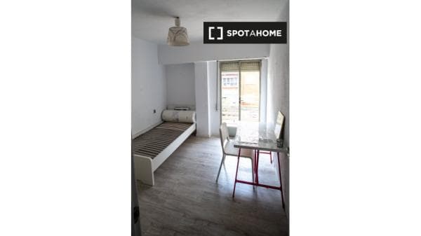 Se alquila habitación en apartamento de 3 habitaciones en Rascanya, Valencia. thumbnail 2