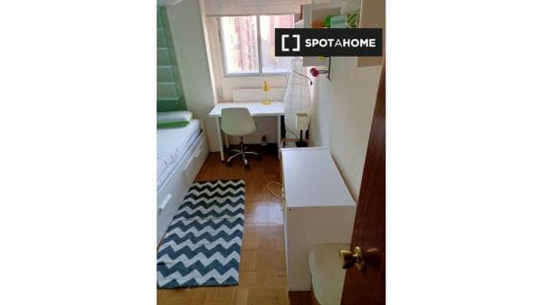Habitación en piso compartido en madrid. photo 1