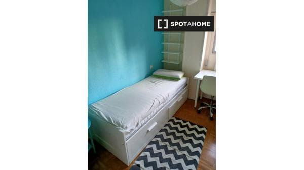 Habitación en piso compartido en madrid. photo 2
