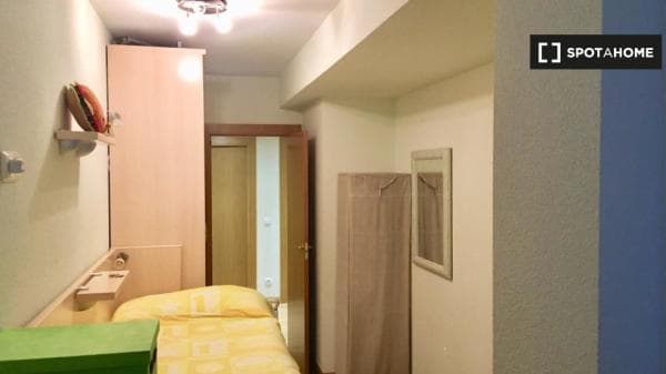 Habitación en piso compartido en Pamplona thumbnail 2