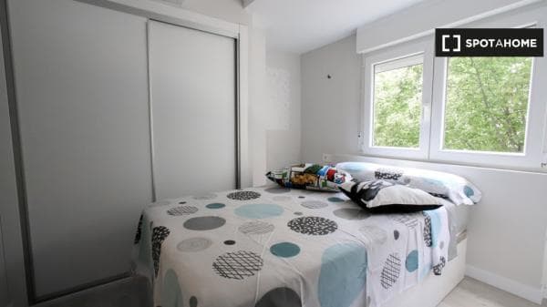 Habitación en piso compartido en valencia. thumbnail 1