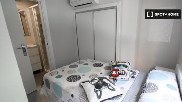 Habitación en piso compartido en valencia. thumbnail 2