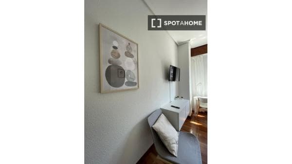 Se alquila habitación en piso de 5 habitaciones en Bilbao thumbnail 1