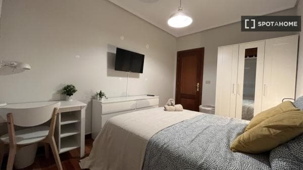 Se alquila habitación en piso de 5 habitaciones en Bilbao photo 1