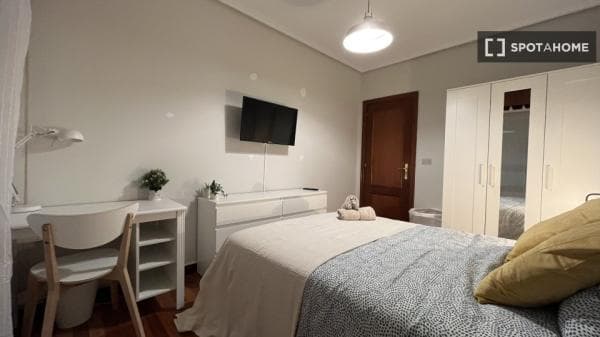 Se alquila habitación en piso de 5 habitaciones en Bilbao thumbnail 1