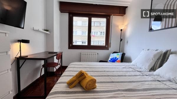 Se alquila habitación en piso de 5 habitaciones en Bilbao thumbnail 1