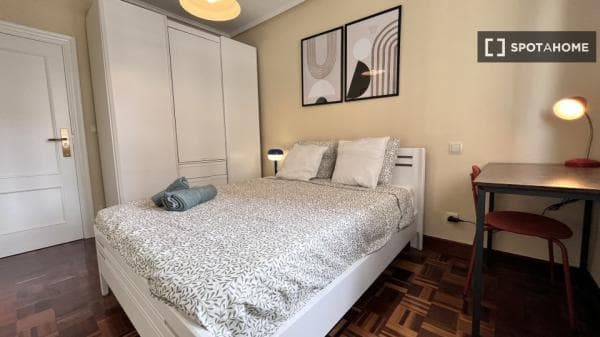 Se alquila habitación en piso de 5 habitaciones en Bilbao photo 1