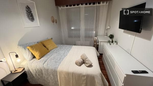 Se alquila habitación en piso de 5 habitaciones en Bilbao thumbnail 2
