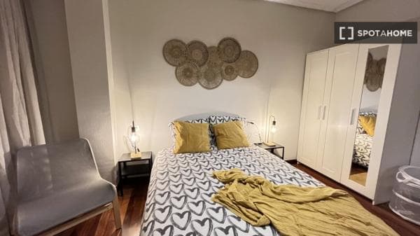 Se alquila habitación en piso de 5 habitaciones en Bilbao thumbnail 1