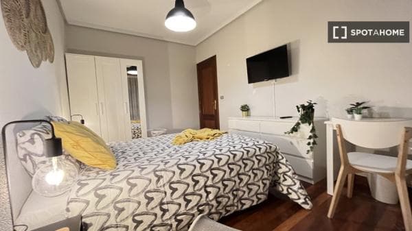 Se alquila habitación en piso de 5 habitaciones en Bilbao thumbnail 2
