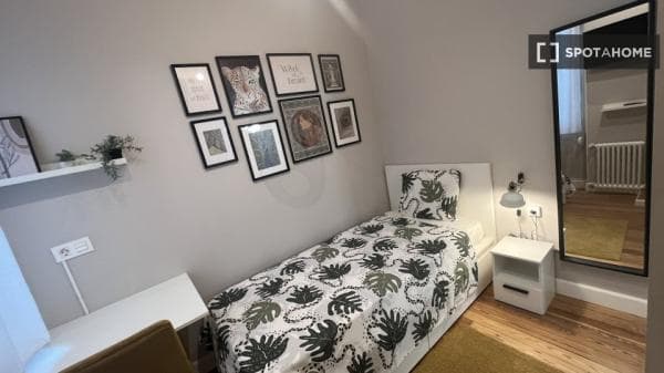 Se alquila habitación en piso de 5 habitaciones en Bilbao thumbnail 1