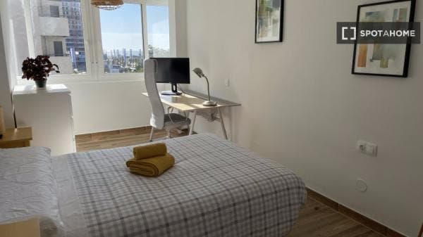 Amplio dormitorio en soleada casa compartida en Málaga photo 1
