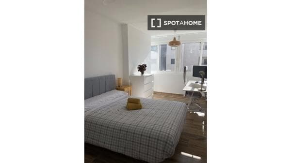 Amplio dormitorio en soleada casa compartida en Málaga thumbnail 1